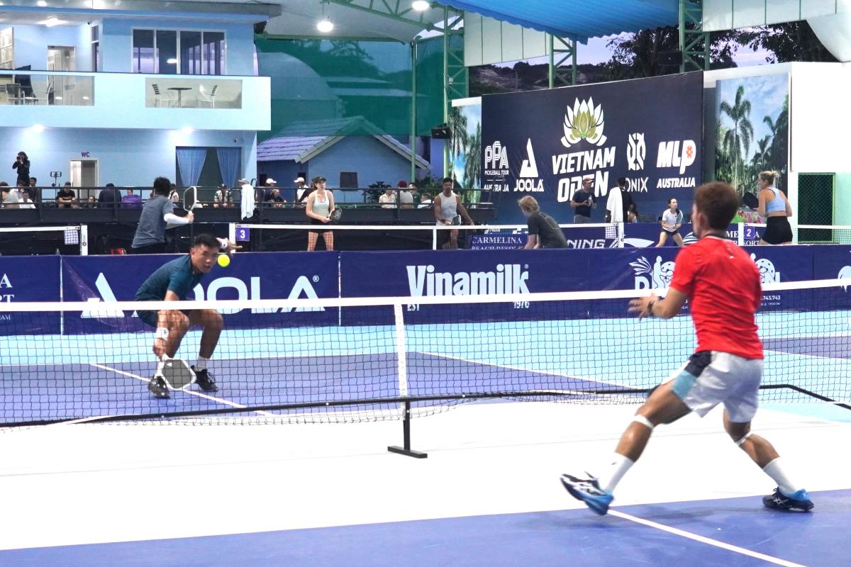 Tennis player Ly Hoang Nam won 2-0 against tennis player Phan Bao in the qualifying round of the pickleball tournament held in Ba Ria - Vung Tau. Photo: Thanh An