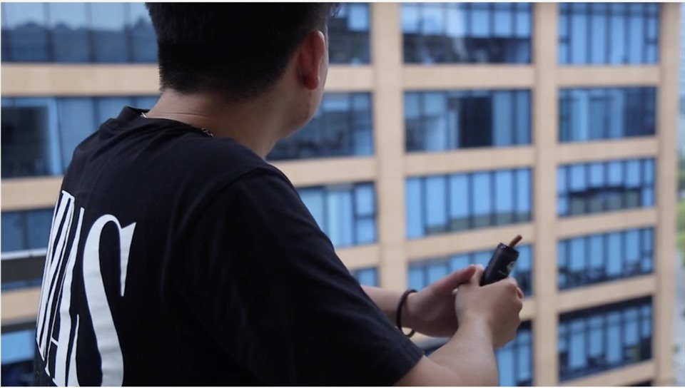 Tình hình sử dụng thuốc lá điện tử gia tăng nhanh chóng, đặc biệt là ở giới trẻ. Ảnh: Dương Anh