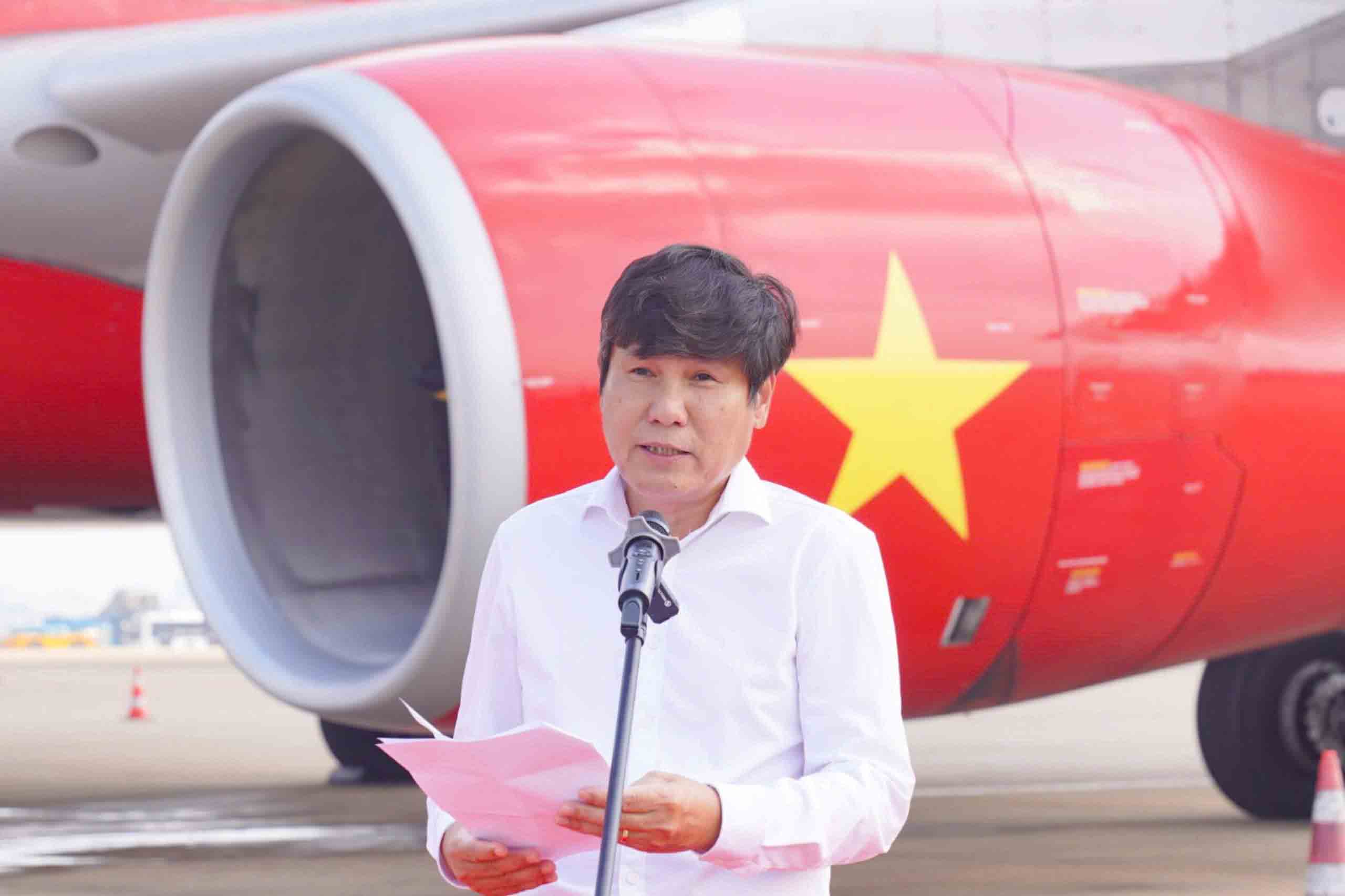 Cuc truong Cuc Hang khong Viet Nam Dinh Viet Thang chuc mung chuyen bay dau tien su dung nhien lieu SAF duoc tra nap tai Viet Nam do Vietjet khai thac. 