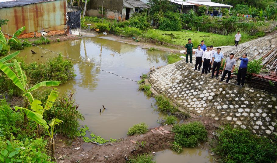 Ngành nông nghiệp tỉnh, huyện Sóc Trăng, huyện Cù Lao Dung thường xuyên kiểm tra các điểm xung yếu có nguy cơ ảnh hưởng triều cường. Ảnh: Phương Anh