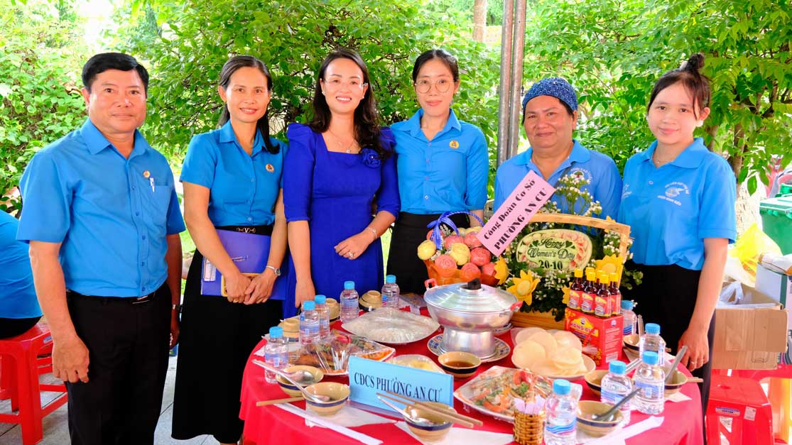 Chu tich LDLD TP Can Tho Le Thi Suong Mai (ao dai) chup anh cung cac doi tham gia hoi thi nau an. Anh: My Ly