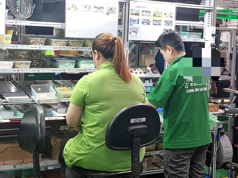 If an employee who is participating in compulsory social insurance is detained or temporarily suspended from work, the employee and the employer will temporarily stop paying compulsory social insurance. Photo: Nam Duong