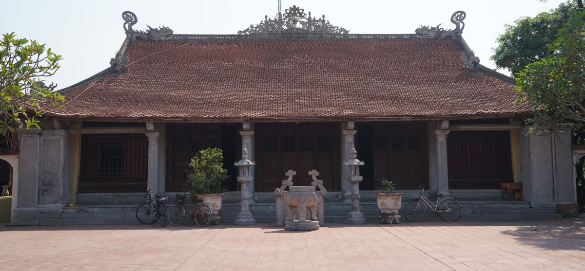 Dinh Lam Dong thuoc xa Lam Dong, huyen Thuy Nguyen, thanh pho Hai Phong. Ngoai ten ma dan lang quen goi la dinh Ca, dinh con co ten chu la Hoa Lac Dinh.