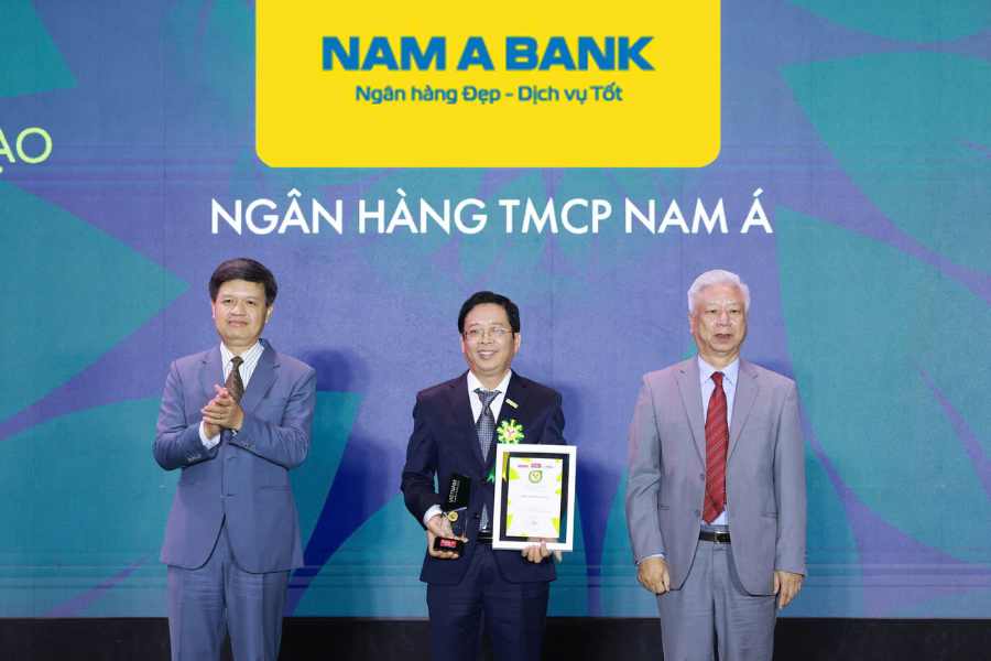 Dai dien Nam A Bank nhan giai thuong tai chuong trinh.