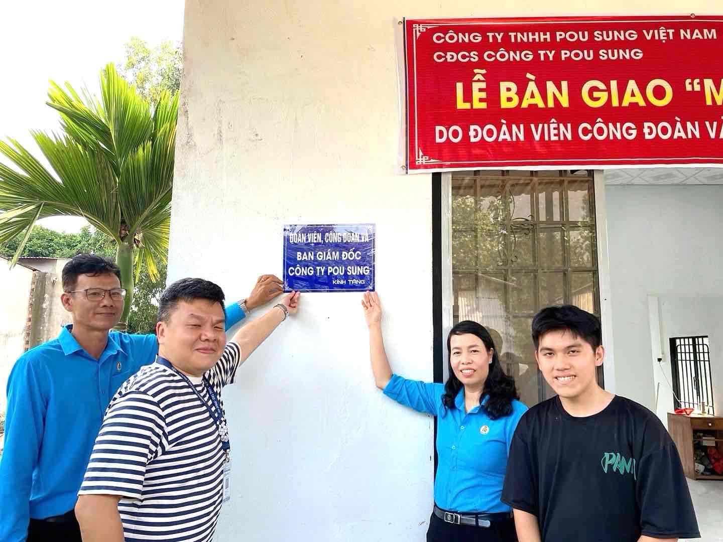 The Union presents the Union Shelter to union members. Photo: Union of Pousung Vietnam Co., Ltd