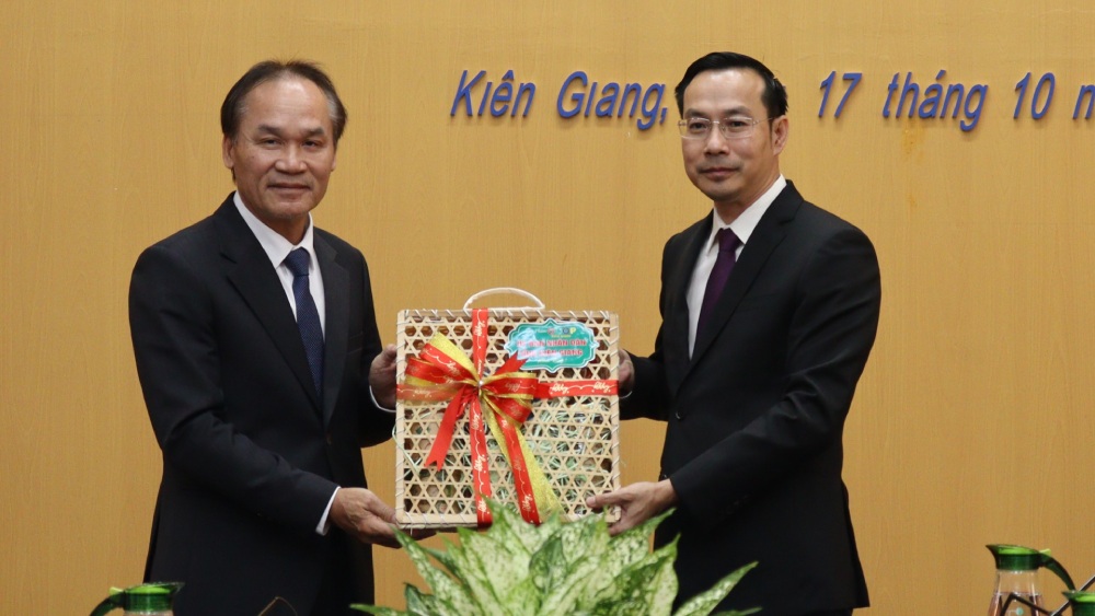 Vice Chairman of Kien Giang Provincial People's Committee Nguyen Thanh Nhan (right) presents a gift to Mr. Phonesy Bounmixay - Consul General of the Lao People's Democratic Republic in Ho Chi Minh City. Photo: Ngoc Mai