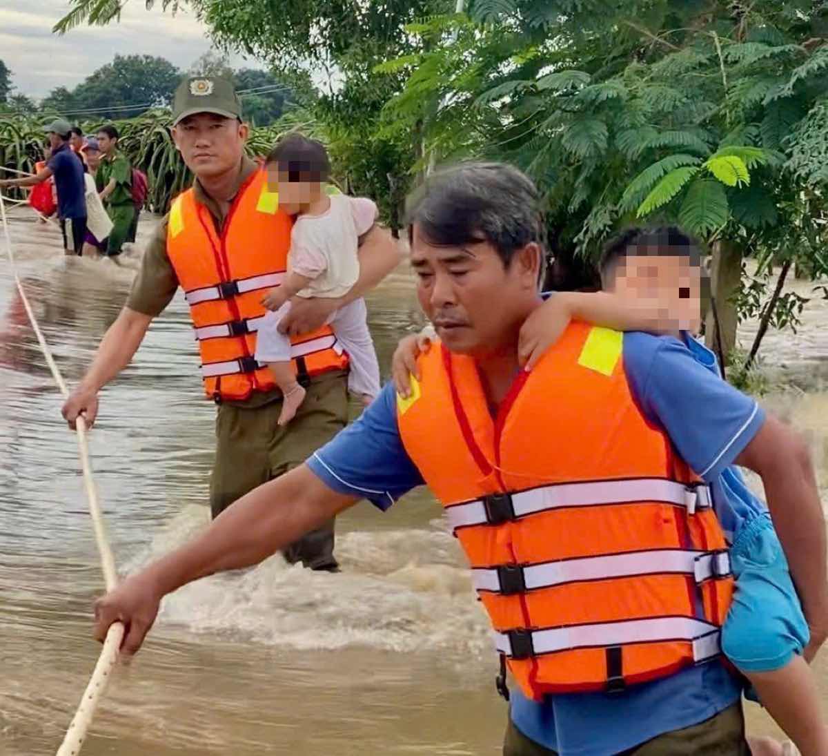 Dua nguoi dan ra khoi khu vuc ngap nuoc co nguy co khong an toan o xa Ham Chinh, sang 17.10. Anh: Duy Tuan 