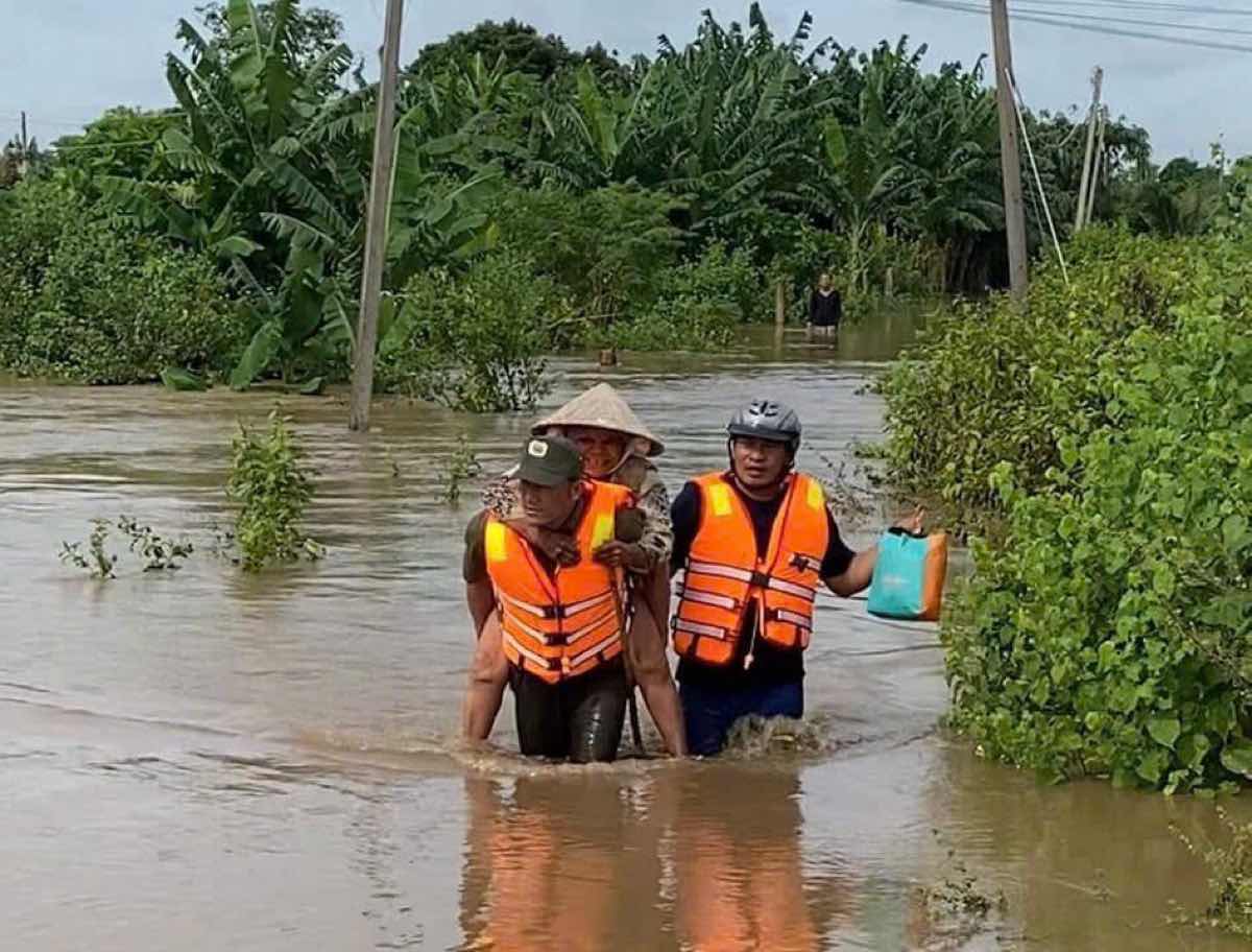 Nguoi gia duoc cong ra khoi khu vuc ngap. Anh: Duy Tuan 