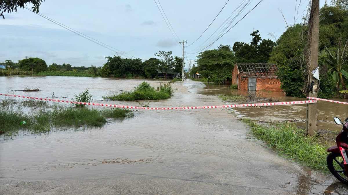 Duong ngap nuoc va nuoc tran qua cung duoc rao day. Anh: Duy Tuan 