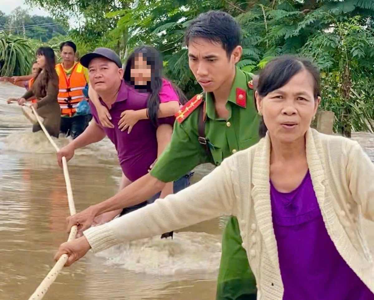 Luc luong chuc nang cung nguoi dan bam day de di chuyen ra khoi khu vuc ngap o xa Ham Chinh. Anh: Duy Tuan 