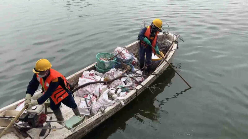 West Lake: Need to urgently collect dead fish and clean up waste. Photo: Huyen Trang