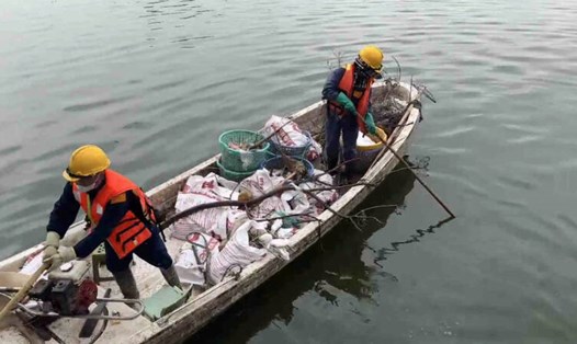 Tây Hồ: Cần khẩn trương thu gom cá chết và dọn sạch rác thải. Ảnh: Huyền Trang