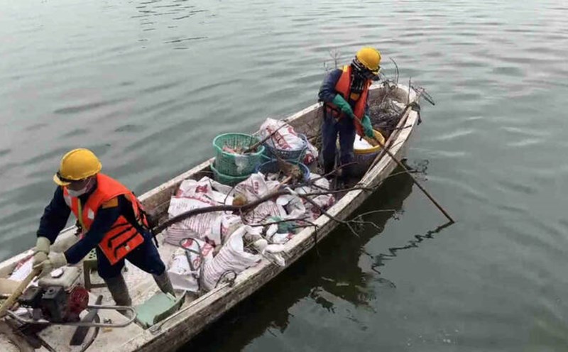 West Lake: Need to urgently collect dead fish and clean up waste. Photo: Huyen Trang