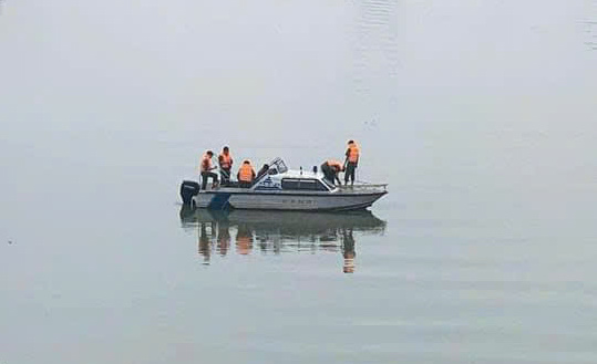 Authorities search for the bodies of two girls suspected of committing suicide on the Boi River. Photo: Provided by local residents