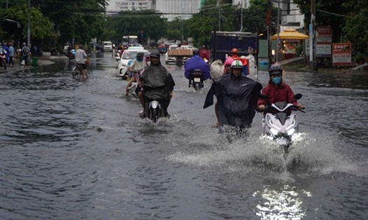 Mưa lớn kèm triều cường nguy cơ xảy ra ở một số nơi tại Nam Bộ. Ảnh: Nguyên Chân