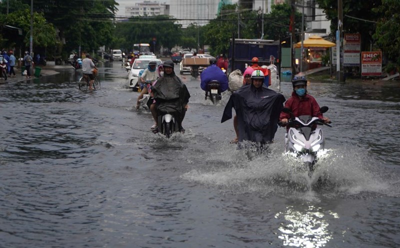 Heavy rain and high tides are likely to occur in some places in the South. Photo: Nguyen Chan