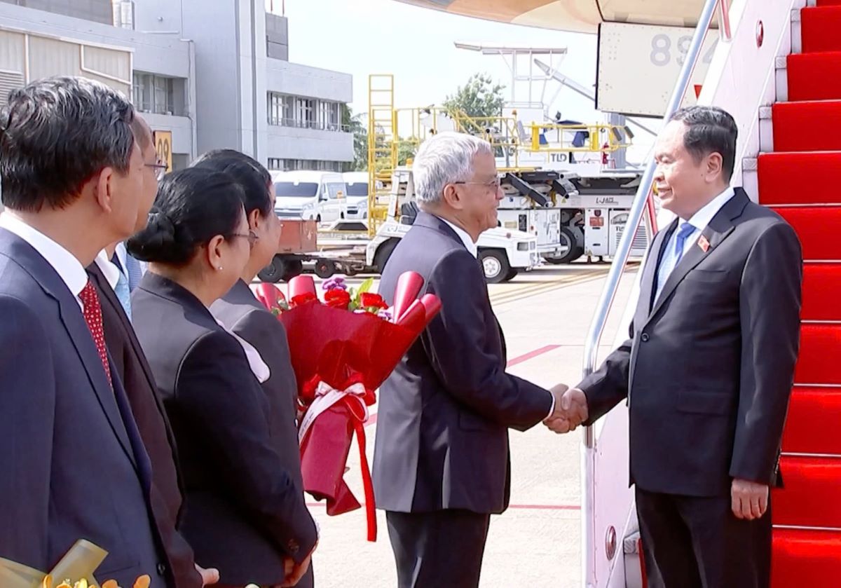 Vice President of the Lao National Assembly Sommad Pholsena welcomed National Assembly Chairman Tran Thanh Man. Photo: Quochoi.vn