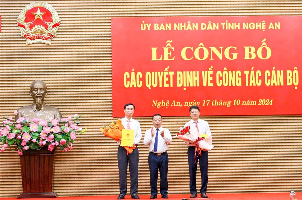 Vice Chairman of Nghe An Provincial People's Committee Nguyen Van De presented the Decision and flowers to congratulate two officials appointed as Deputy Director of Department. Photo: Kim Oanh