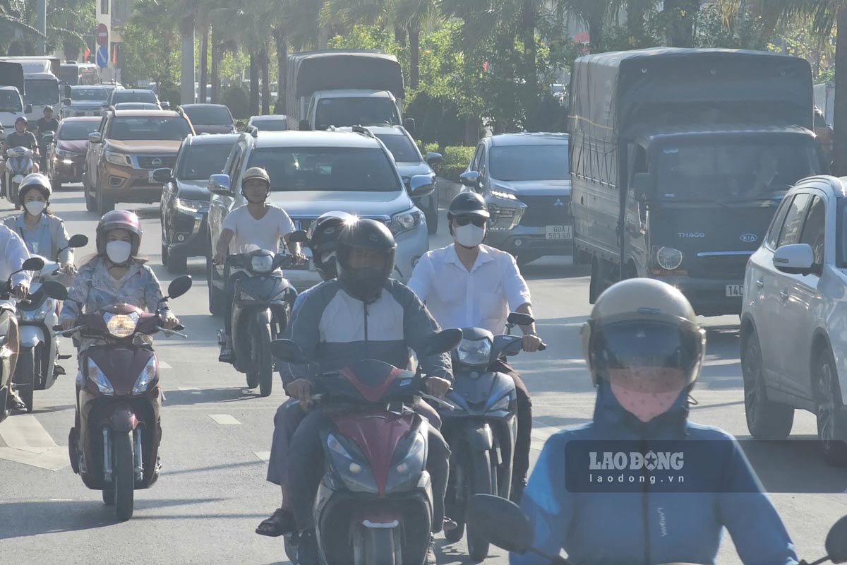 Heavy traffic on the road leading from Loong Toong intersection to Bai Chay bridge (Ha Long city, Quang Ninh province, photo taken on October 18, 2024). Photo: Doan Hung