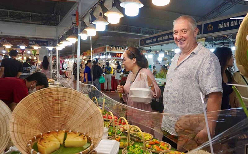 International guests enjoy the Traditional Cake Festival on October 20. Photo: Nhu Quynh