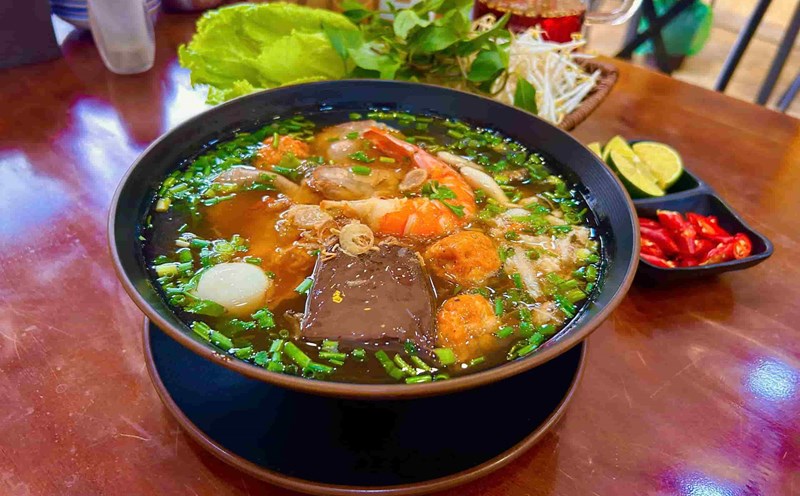 A special portion of crab noodle soup. Photo: Hoai Lan