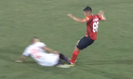 Tình huống Giáp Tuấn Dương đạp thẳng 2 chân vào chân cầu thủ đối phương tại vòng 3 V.League. Ảnh: Cắt từ video