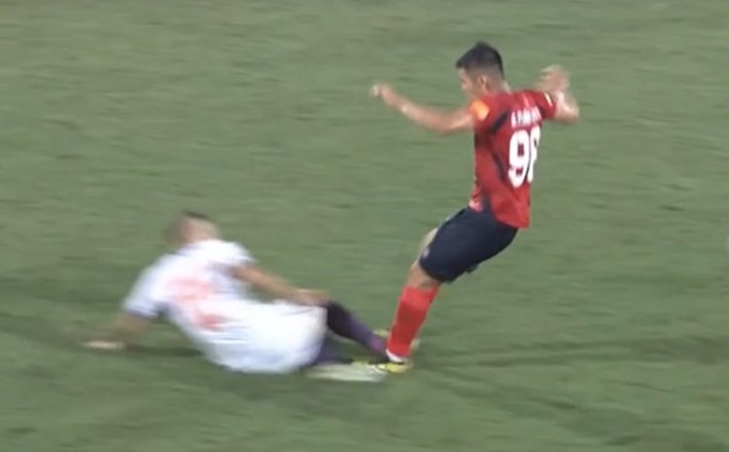 The situation where Giap Tuan Duong kicked the opponent player's leg with both feet in round 3 of V.League. Photo: Cut from video