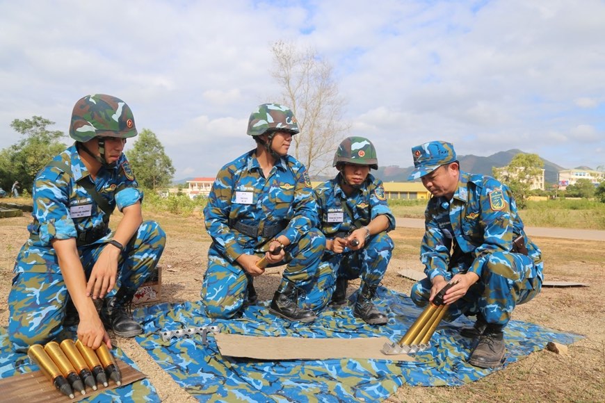 Leaders of Regiment 280 inspect 37mm artillery shells. Photo: People's Army Newspaper