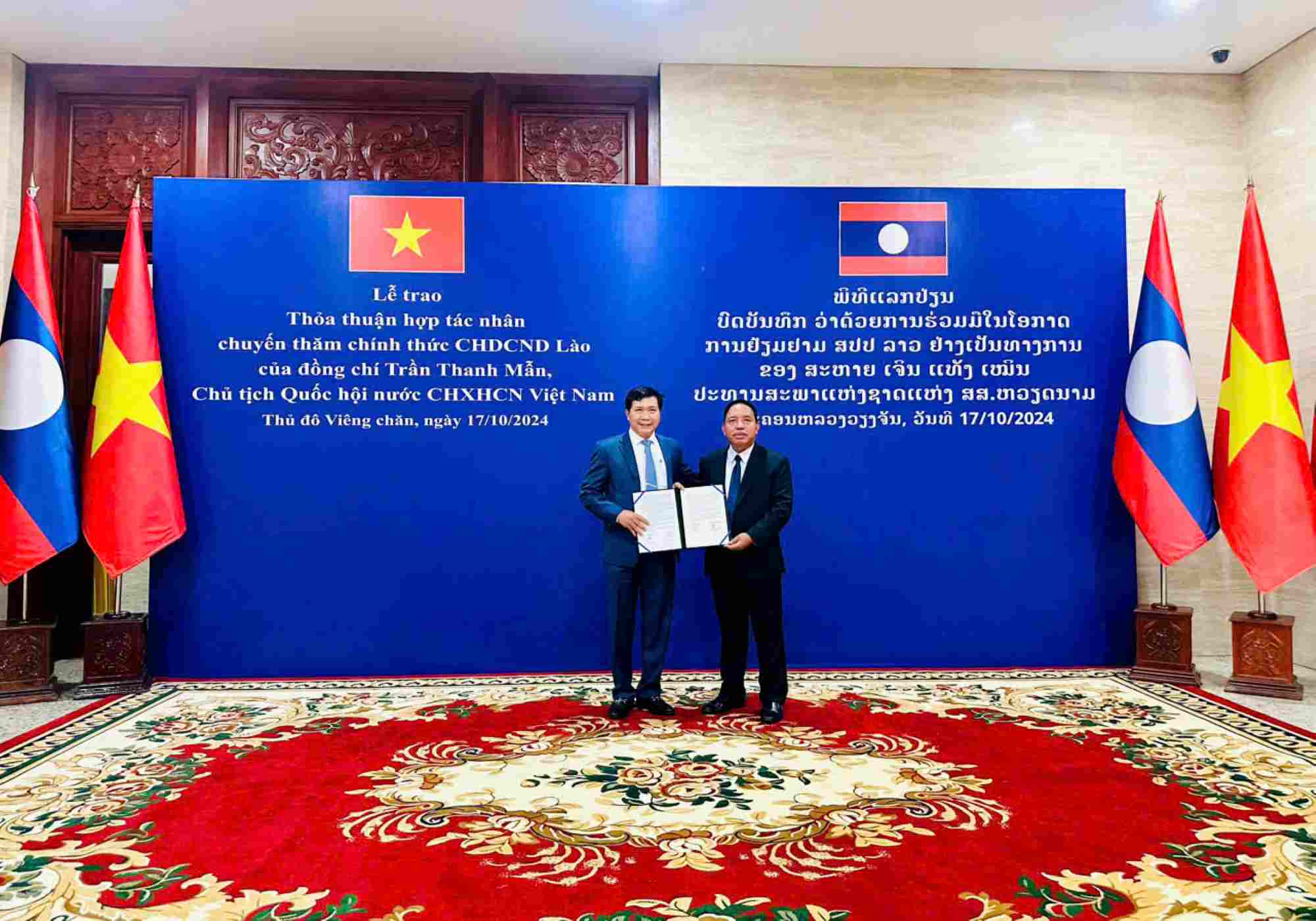 Signing ceremony of the Memorandum of Understanding on establishing friendly cooperation relations between the two cities of Hoi An and Luang Prabang, Laos. Photo: Son Ca