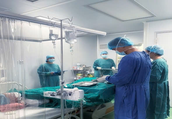 A team of doctors performs an autologous cell transplant for a patient at the Hematology and Blood Transfusion Center (Bach Mai Hospital). Hopefully, gene therapy will be applied in Vietnam in the near future. Photo: BVCC