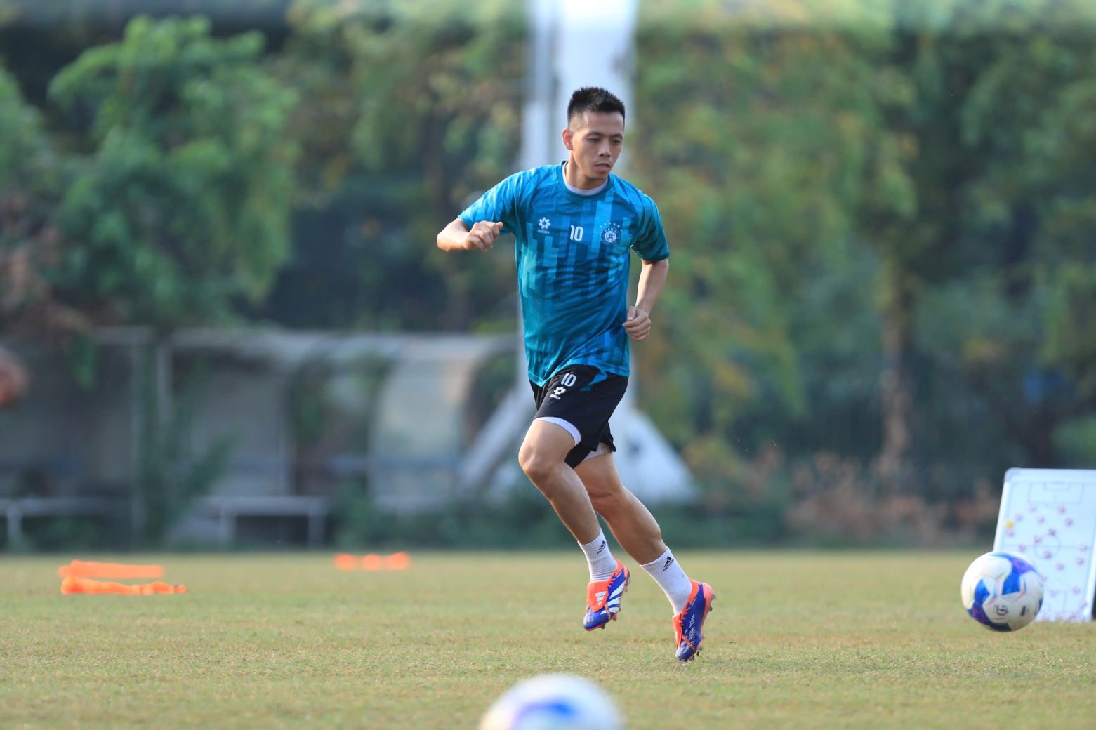 Van Quyet during a training session with Hanoi FC on October 17. Photo: Minh Dan
