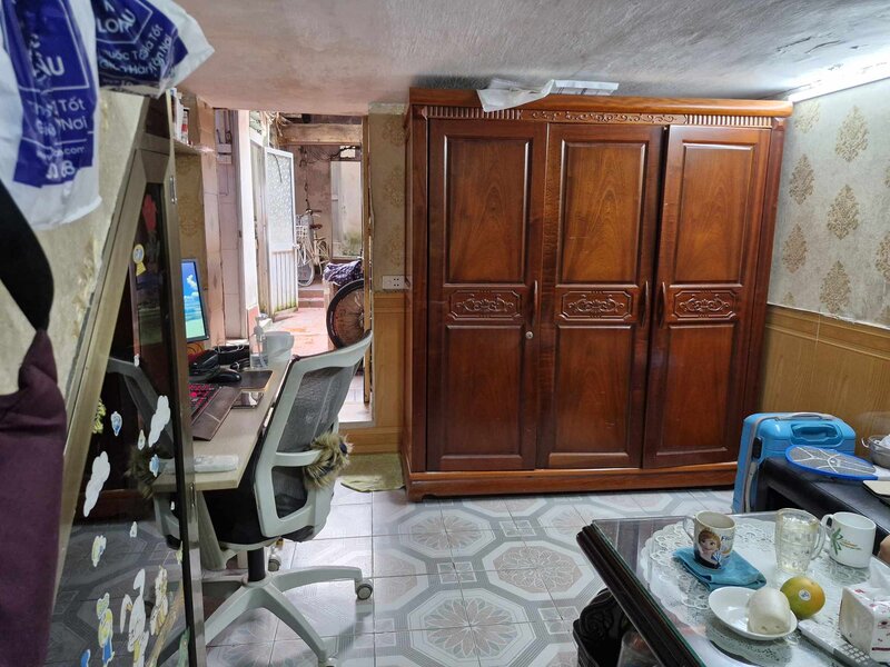 A 12m2 house in an alley without a land title in Hoan Kiem district (Hanoi) is being sold for more than 2 billion VND. Photo: Thu Giang