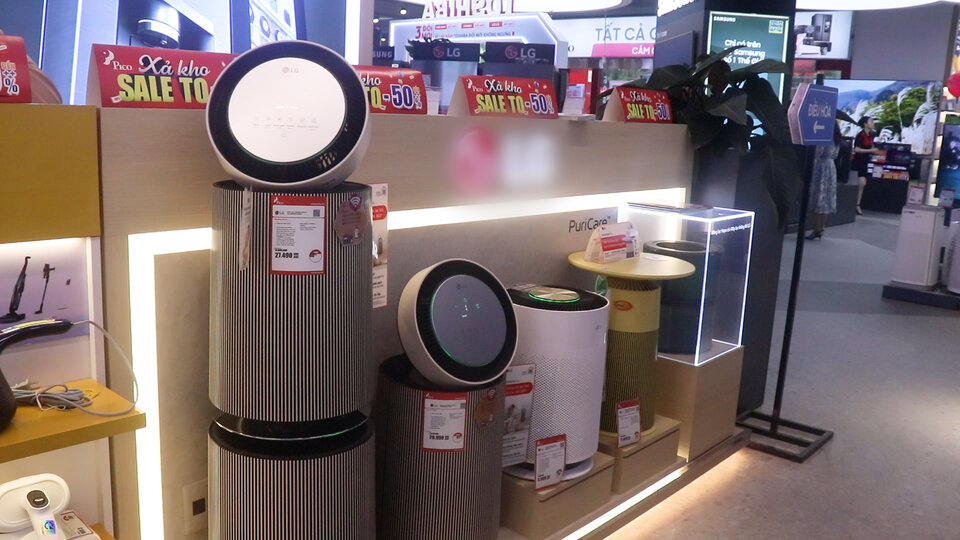 Concerned about pollution, Hanoi residents rush to buy air purifiers