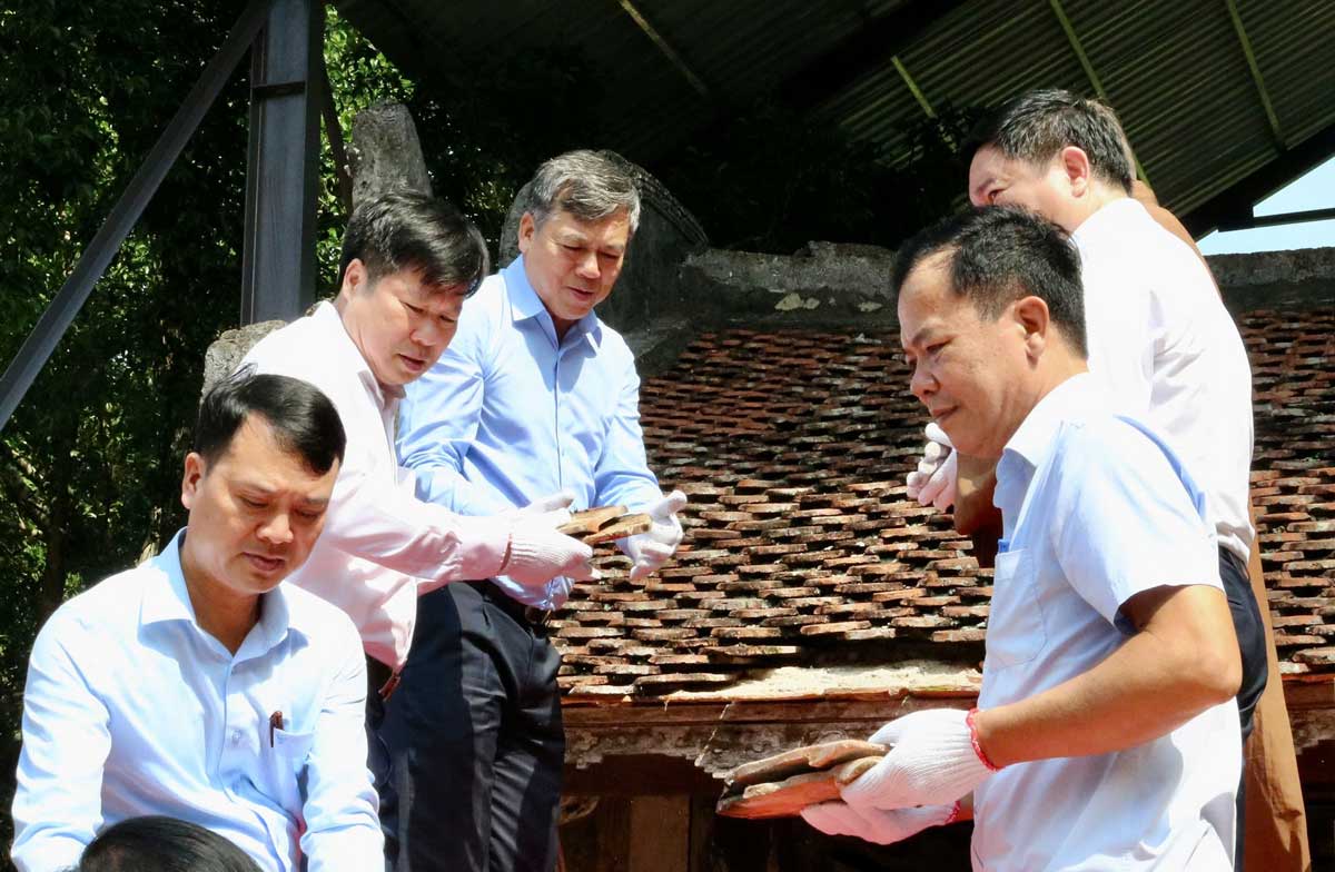 Delegates perform the groundbreaking ceremony of the project to preserve, restore and embellish the national historical and cultural relic cluster of Ngo Xa communal house - pagoda, Ne pagoda (Y Yen district, Nam Dinh province). Photo: Anh Nguyen