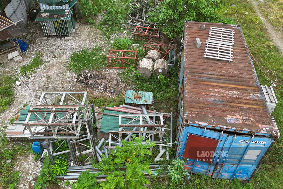 Ben trong du an ton tai cac day nha tam bang container.