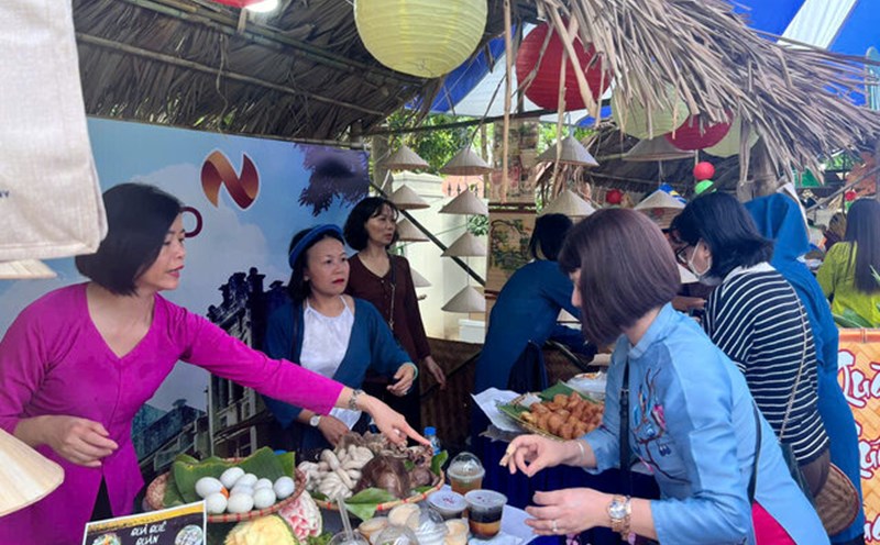 Vietnam Airlines Food Festival on the occasion of October 20 attracted a large number of union members and workers. Photo: Minh Huong.