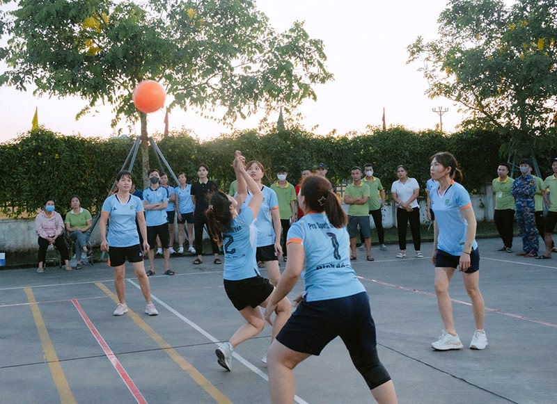 Female workers at Pro Sports Hong Thuan enthusiastically participated in the volleyball tournament on October 20. Photo: Manh Cuong