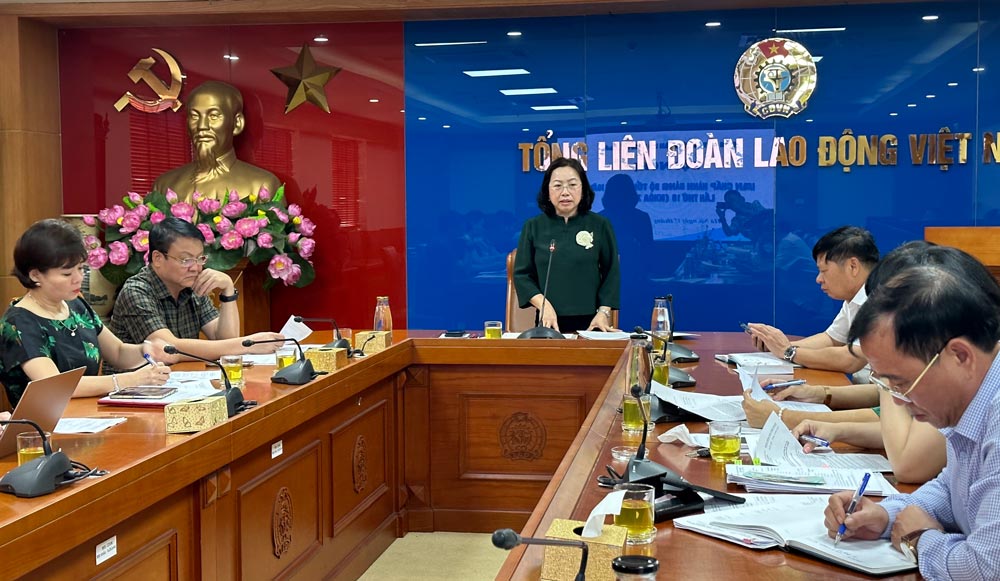 Permanent Vice President of the Vietnam General Confederation of Labor Thai Thu Xuong chaired the conference. Photo: Ha Anh
