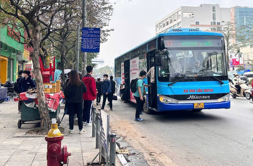 Hanoi increases public bus fares from November 1. Photo: Tue Linh