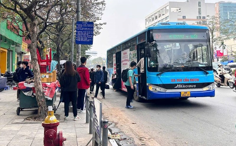 Hanoi increases public bus fares from November 1. Photo: Tue Linh
