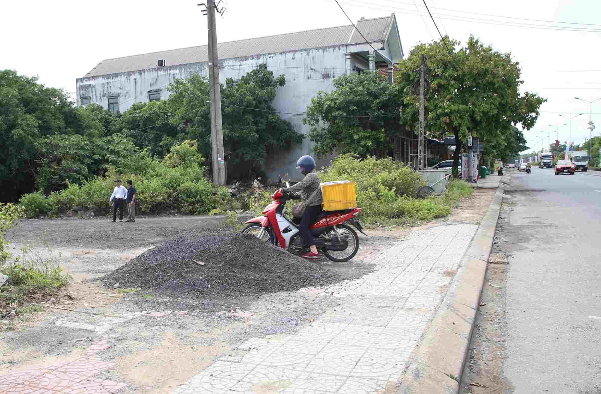 The road has not been connected to National Highway 1A, so people have to overcome obstacles to travel. Photo: Hung Tho