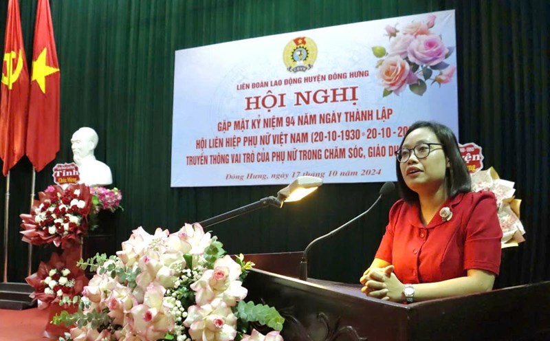 Media reporter on the role of women in child care and education. Photo: Ba Manh