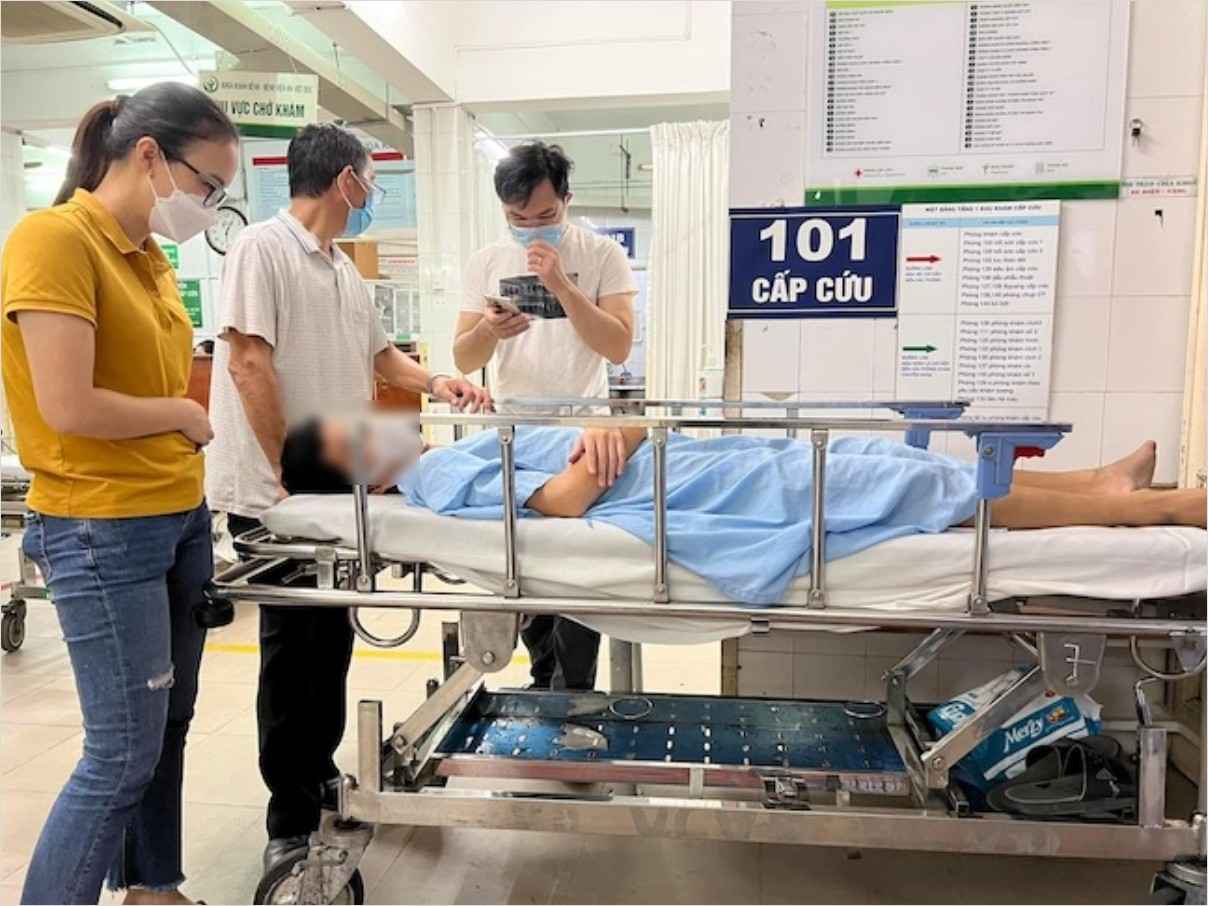 A patient is taken to the emergency room. Photo: Thuy Linh