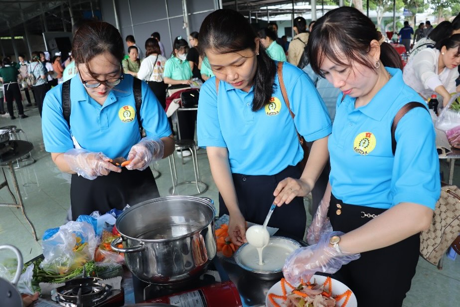 20 teams from trade unions under the Thanh Binh District Labor Federation (Dong Thap Province) showed off their cooking and decorating talents. Photo: Luu Hung