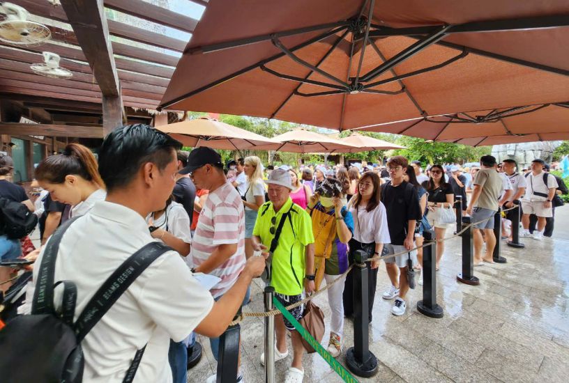 Tourists from near and far come to visit the places on Phu Quoc pearl island. Photo: Xuan Nhi