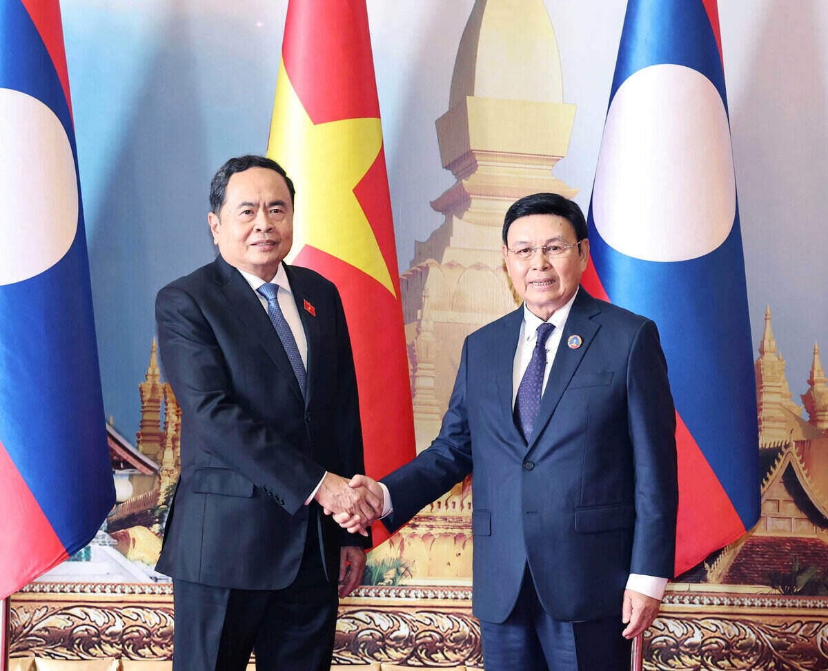 National Assembly Chairman Tran Thanh Man and Lao National Assembly Chairman Saysomphone Phomvihane. Photo: VNA
