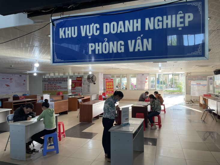 Workers go to implement insurance policies and find new jobs. Photo: Dinh Trong