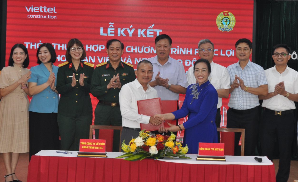 Leaders of Vietnam Health Trade Union and Viettel Construction Joint Stock Corporation signed a welfare program agreement. Photo: Bao Han