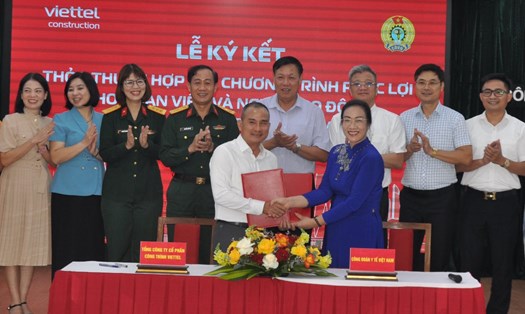 Lãnh đạo Công đoàn Y tế Việt Nam và Tổng Công ty Cổ phần công trình Viettel ký thỏa thuận chương trình phúc lợi. Ảnh: Bảo Hân