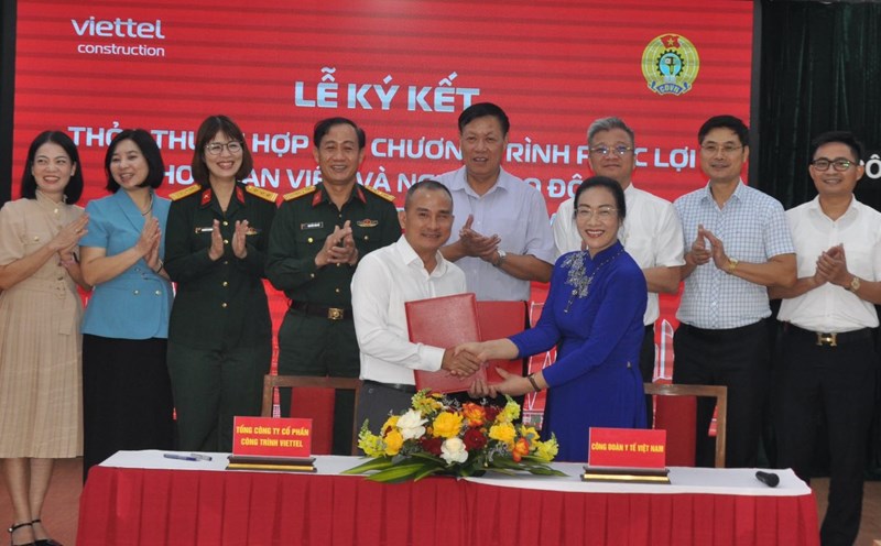 Leaders of Vietnam Health Trade Union and Viettel Construction Joint Stock Corporation signed a welfare program agreement. Photo: Bao Han